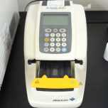 尿検査機械の写真
